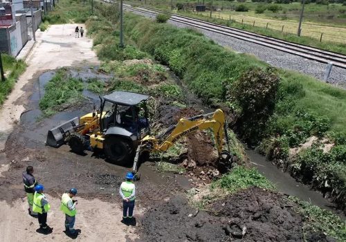 ✅👷Continuamos atendiendo las peticiones de todas y todos nuestros usuarios, en esta ocasión estamos realizando maniobras de limpieza de la sequía y la preparación de una sangría para la liberación de las aguas.