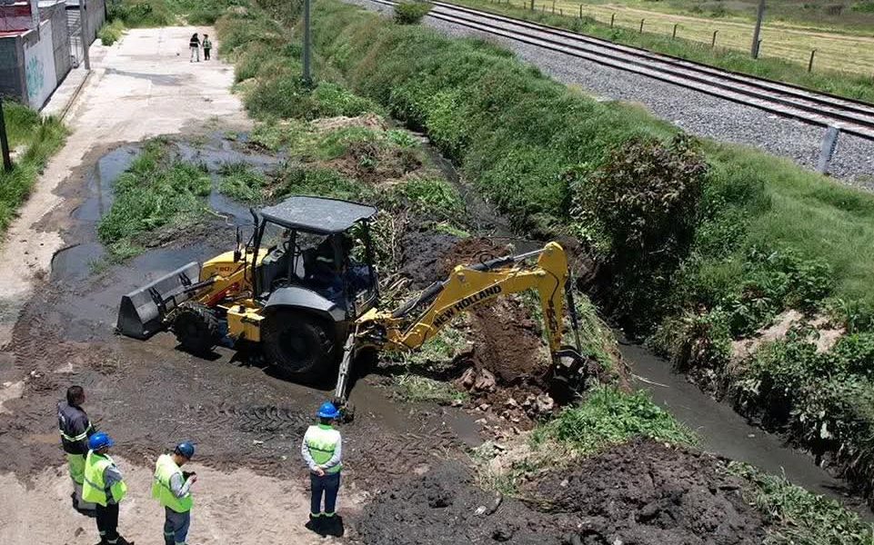 ✅👷Continuamos atendiendo las peticiones de todas y todos nuestros usuarios, en esta ocasión estamos realizando maniobras de limpieza de la sequía y la preparación de una sangría para la liberación de las aguas.