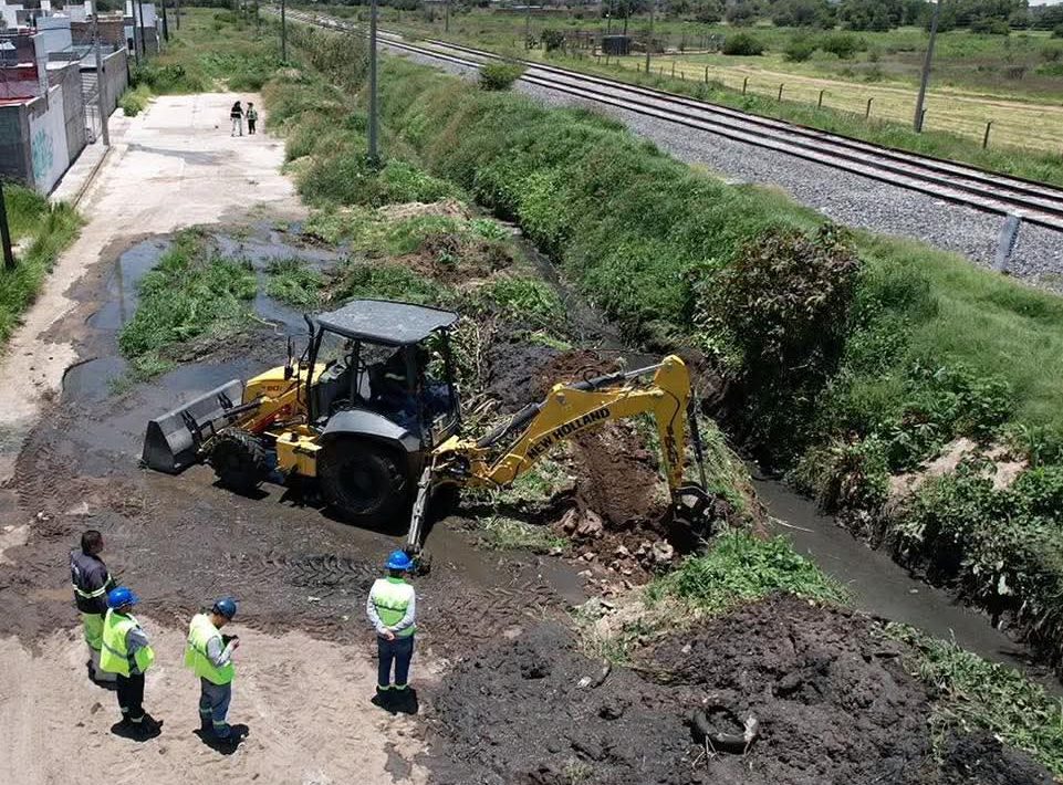 ✅👷Continuamos atendiendo las peticiones de todas y todos nuestros usuarios, en esta ocasión estamos realizando maniobras de limpieza de la sequía y la preparación de una sangría para la liberación de las aguas.