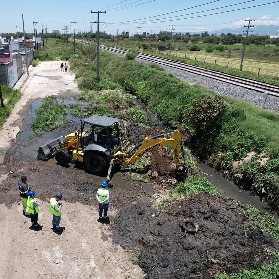 ✅👷Continuamos atendiendo las peticiones de todas y todos nuestros usuarios, en esta ocasión estamos realizando maniobras de limpieza de la sequía y la preparación de una sangría para la liberación de las aguas.