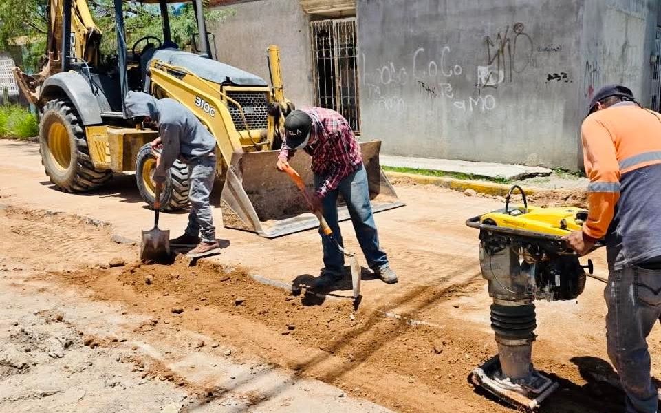 🪏🪨 Nos encontramos preparando la conclusión de esta obra de rehabilitación de la red sanitaria en la calle Revolución.