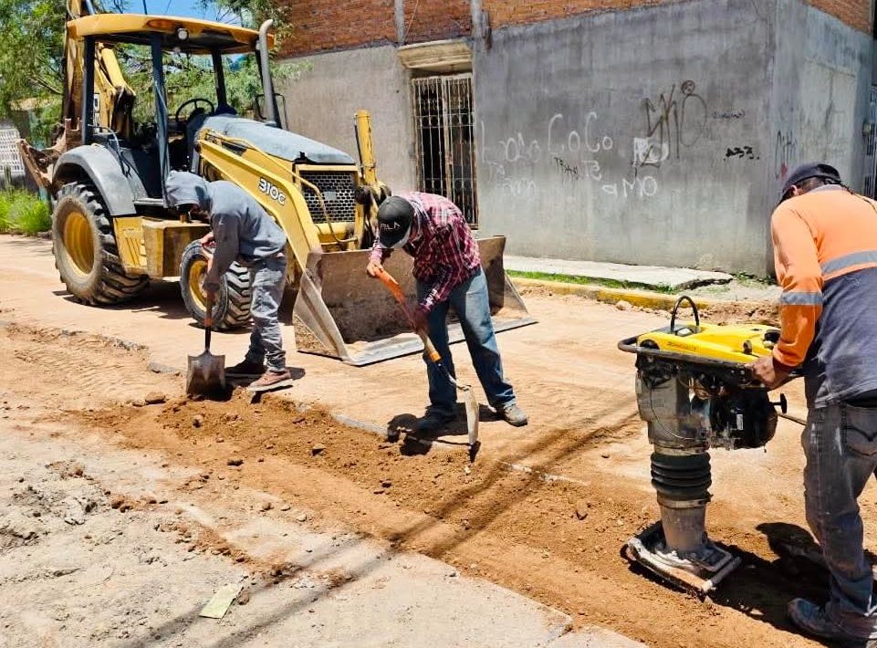 🪏🪨 Nos encontramos preparando la conclusión de esta obra de rehabilitación de la red sanitaria en la calle Revolución.