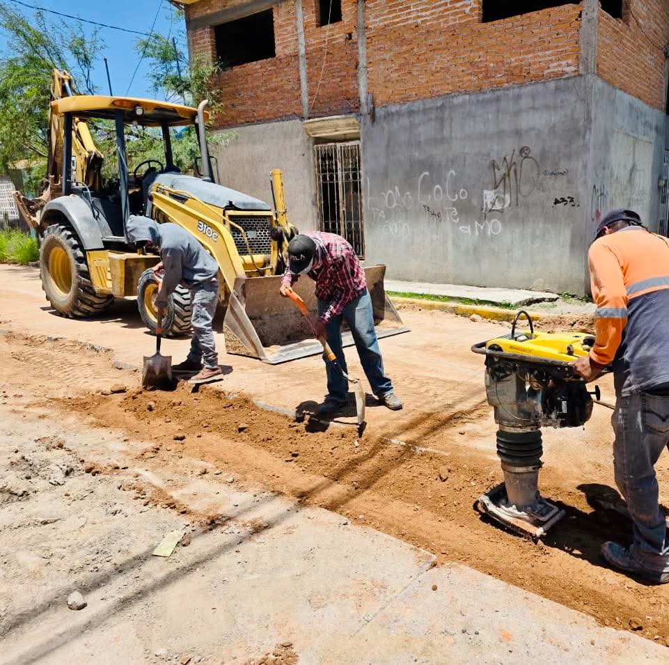 🪨 Nos encontramos preparando la conclusión de esta obra de rehabilitación de la red sanitaria en la calle Revolución.