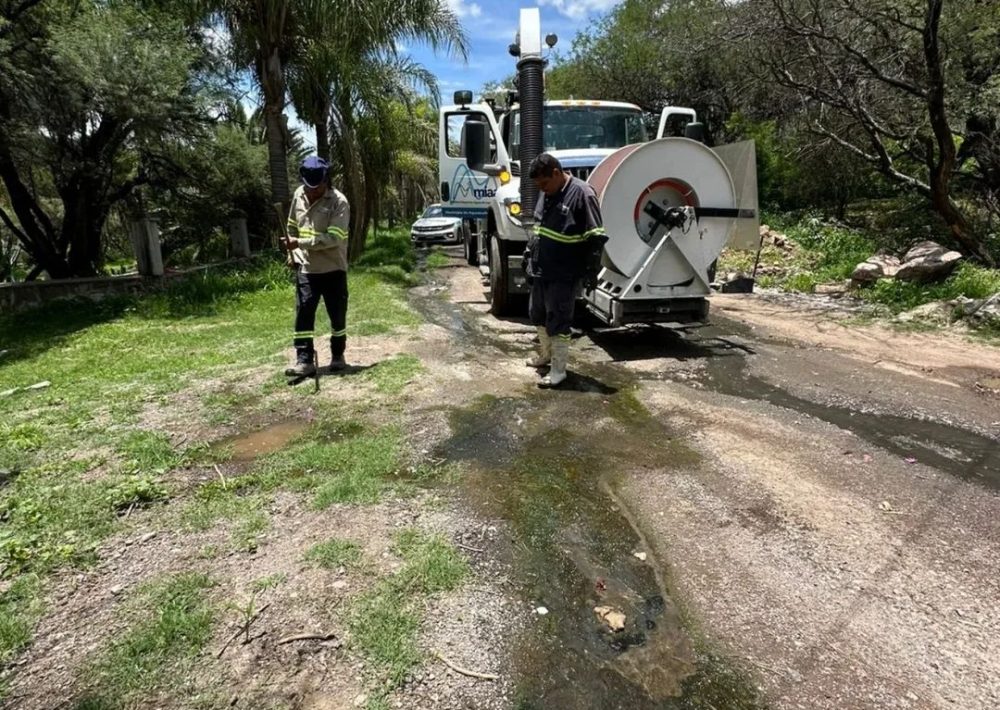 ✅🚛 Acudimos a atender el reporte de registro de drenaje tapado, y realizamos los trabajos y maniobras necesarias para el desazolve de las alcantarillas que se encontraban taponeadas por exceso de basura y tierra🚧🕳️🚧