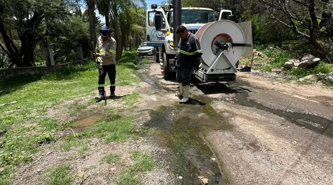 ✅🚛 Acudimos a atender el reporte de registro de drenaje tapado, y realizamos los trabajos y maniobras necesarias para el desazolve de las alcantarillas que se encontraban taponeadas por exceso de basura y tierra🚧🕳️🚧