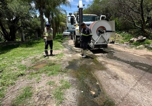 ✅🚛 Acudimos a atender el reporte de registro de drenaje tapado, y realizamos los trabajos y maniobras necesarias para el desazolve de las alcantarillas que se encontraban taponeadas por exceso de basura y tierra🚧🕳️🚧