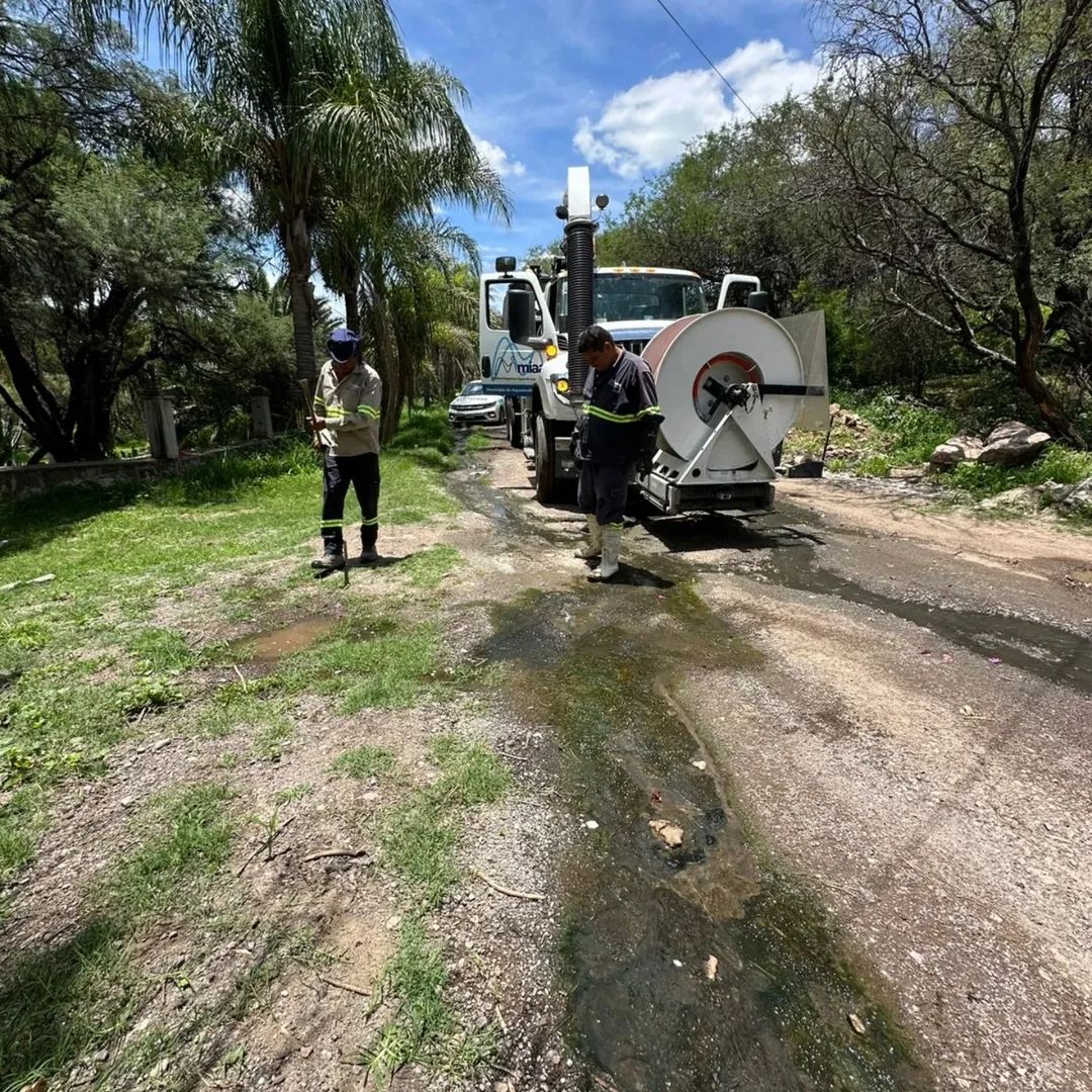 ✅🚛 Acudimos a atender el reporte de registro de drenaje tapado, y realizamos los trabajos y maniobras necesarias para el desazolve de las alcantarillas que se encontraban taponeadas por exceso de basura y tierra🚧🕳️🚧