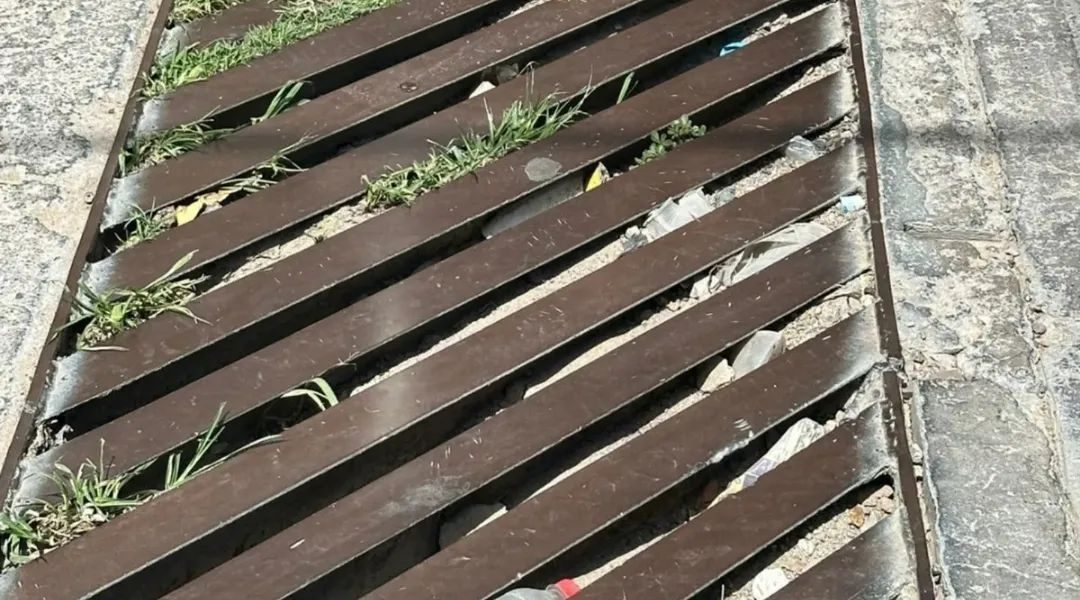 🚫🗑️ ¡No tires basura en los caimanes ni alcantarillas! 🌧️💧