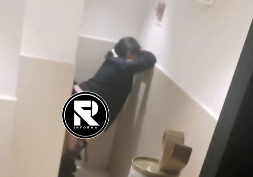 ¡OTROS POLICÍAS CACHONDOS! VIDEO ÍNTIMO EN BAÑO PÚBLICO SE HACE VIRAL 🚓🔥