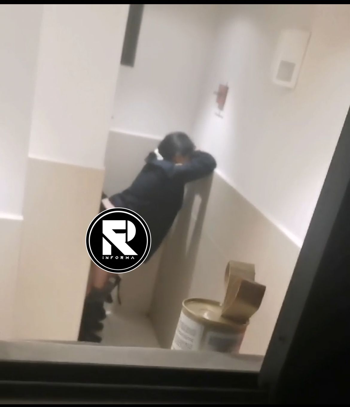 ¡OTROS POLICÍAS CACHONDOS! VIDEO ÍNTIMO EN BAÑO PÚBLICO SE HACE VIRAL 🚓🔥