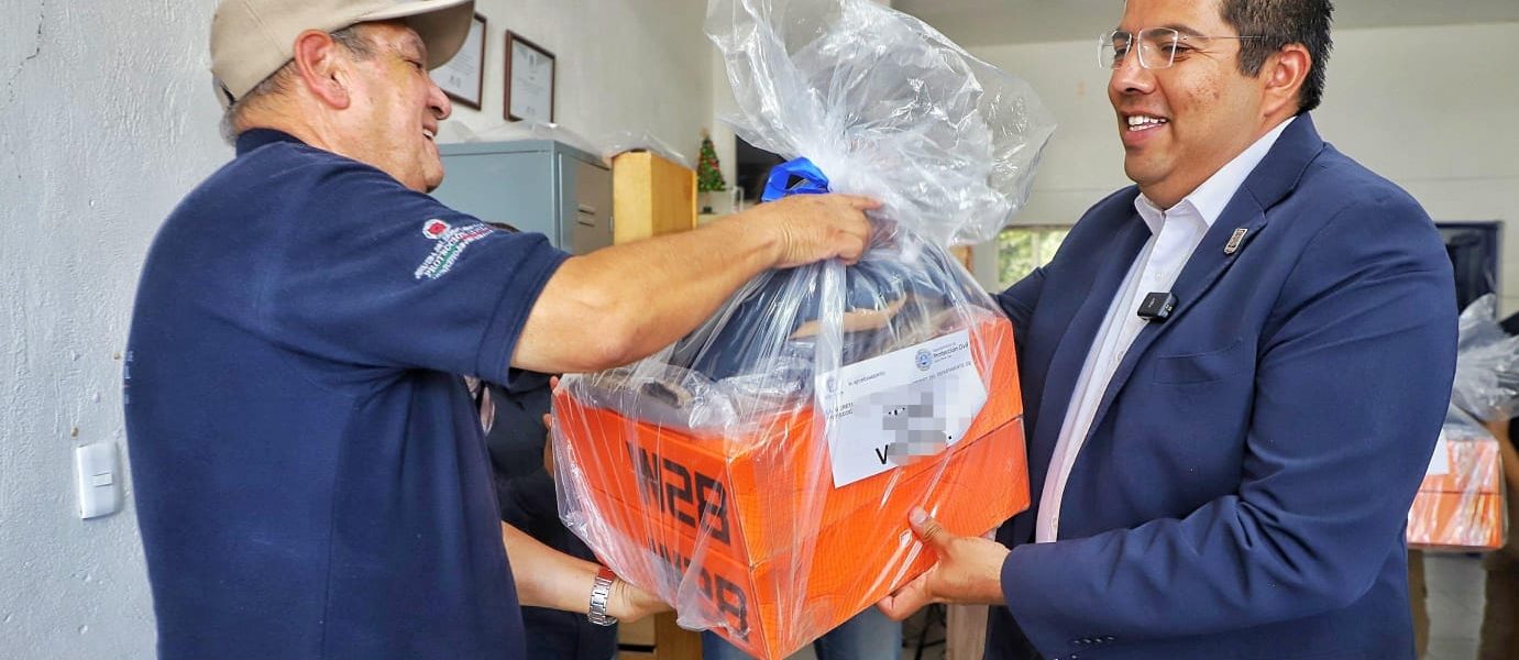 ENTREGA CÉSAR MEDINA UNIFORMES AL PERSONAL DE PROTECCIÓN CIVIL Y RECONOCE SU ENTREGA Y COMPROMISO