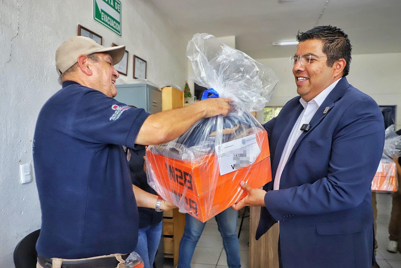 ENTREGA CÉSAR MEDINA UNIFORMES AL PERSONAL DE PROTECCIÓN CIVIL Y RECONOCE SU ENTREGA Y COMPROMISO