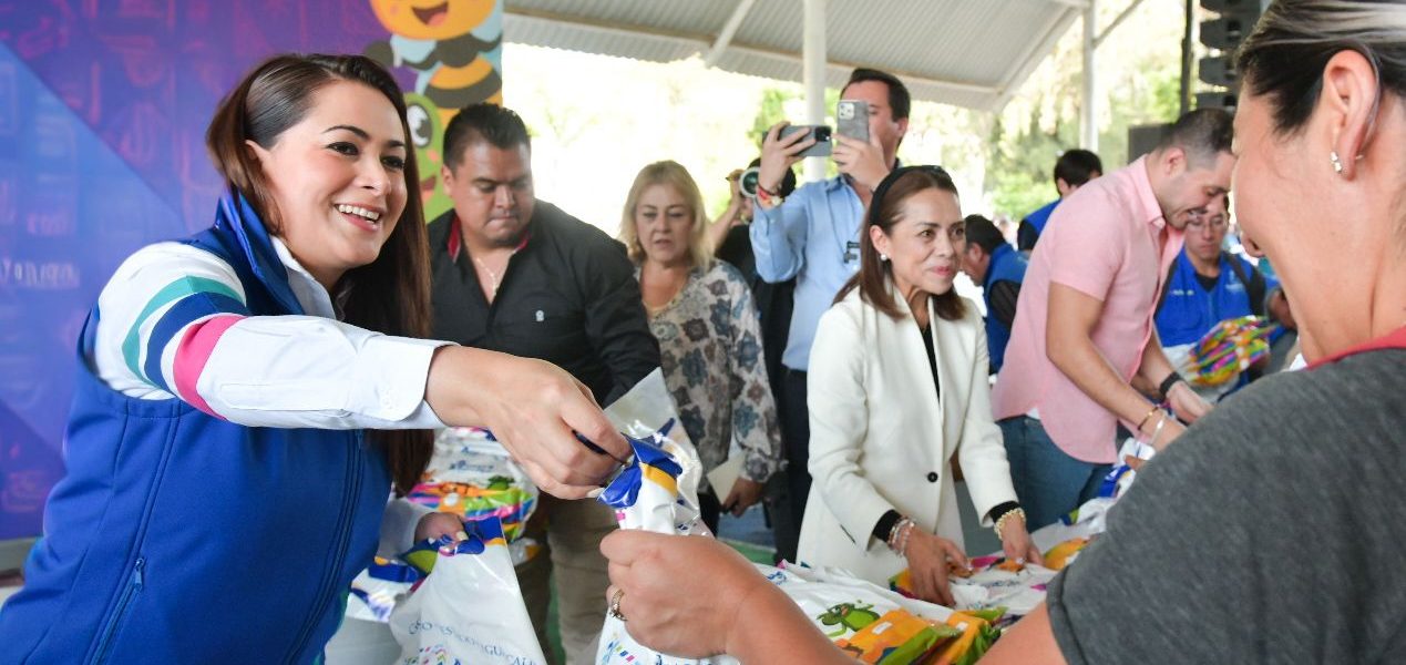 TERE JIMÉNEZ ENTREGA ÚTILES ESCOLARES, TENIS Y ZAPATOS A ESTUDIANTES DE CALVILLO