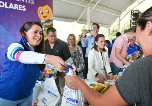 TERE JIMÉNEZ ENTREGA ÚTILES ESCOLARES, TENIS Y ZAPATOS A ESTUDIANTES DE CALVILLO