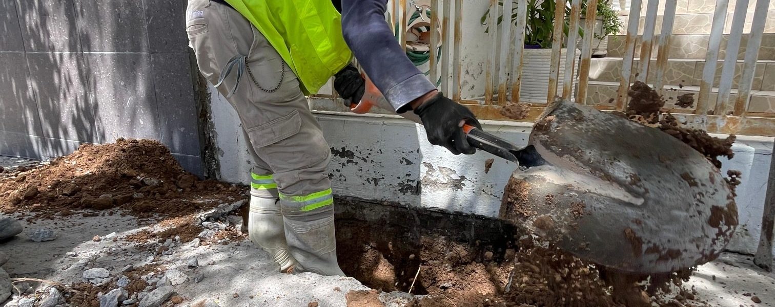 Detectamos una fuga de agua potable en una banqueta, realizaremos los trabajos necesarios para su reparación inmediata.