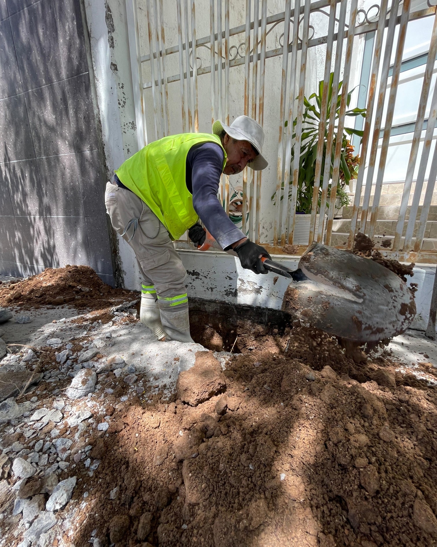 Detectamos una fuga de agua potable en una banqueta, realizaremos los trabajos necesarios para su reparación inmediata.