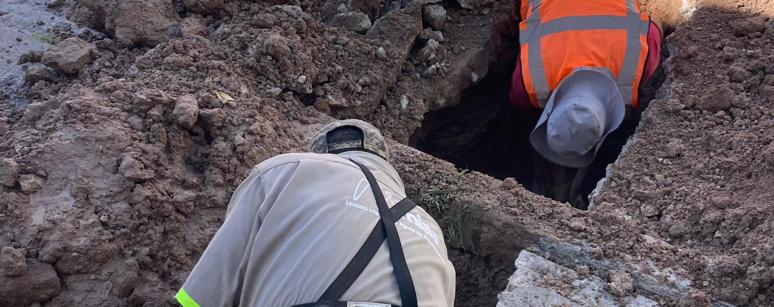 Atenderemos el reporte de una fuga de agua potable, la cual reparamos a la brevedad posible para evitar el desperdicio de agua.
