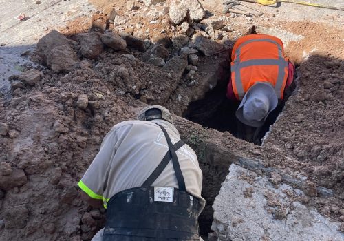 Atenderemos el reporte de una fuga de agua potable, la cual reparamos a la brevedad posible para evitar el desperdicio de agua.
