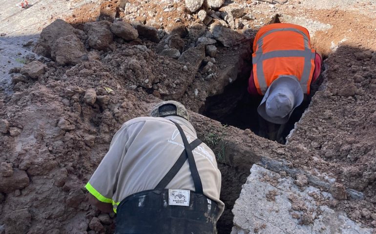 Atenderemos el reporte de una fuga de agua potable, la cual reparamos a la brevedad posible para evitar el desperdicio de agua.