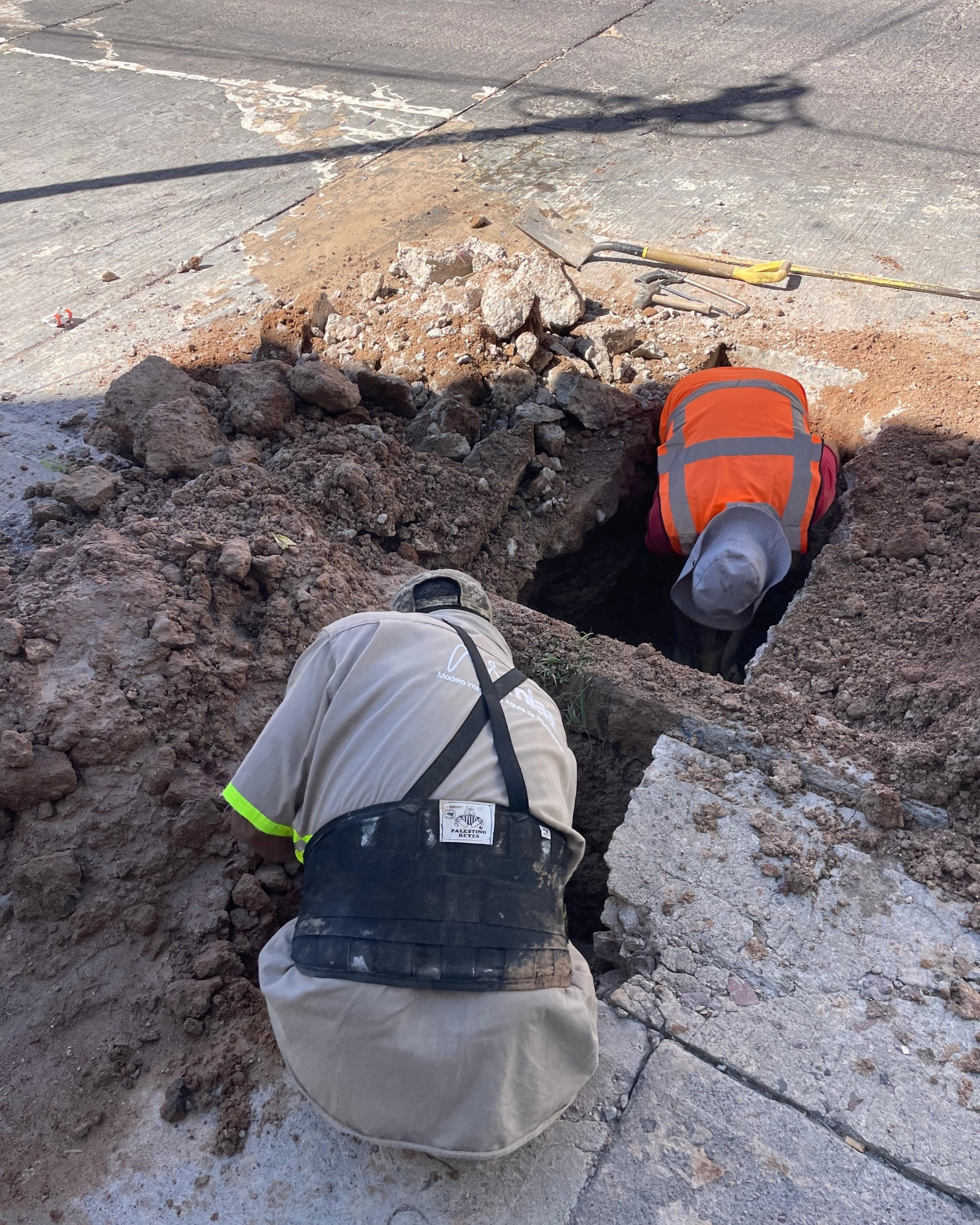 Atenderemos el reporte de una fuga de agua potable, la cual reparamos a la brevedad posible para evitar el desperdicio de agua.