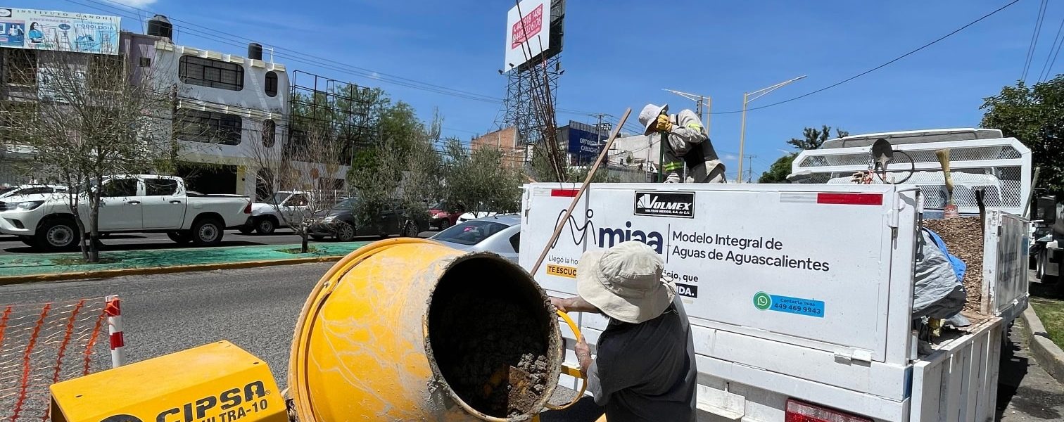 Continuamos con los trabajos de bacheo, en los cuales se está poniendo la mezcla de concreto para sanar las excavaciones realizadas.