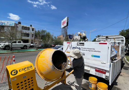 Continuamos con los trabajos de bacheo, en los cuales se está poniendo la mezcla de concreto para sanar las excavaciones realizadas.