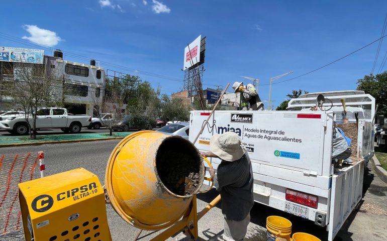 Continuamos con los trabajos de bacheo, en los cuales se está poniendo la mezcla de concreto para sanar las excavaciones realizadas.