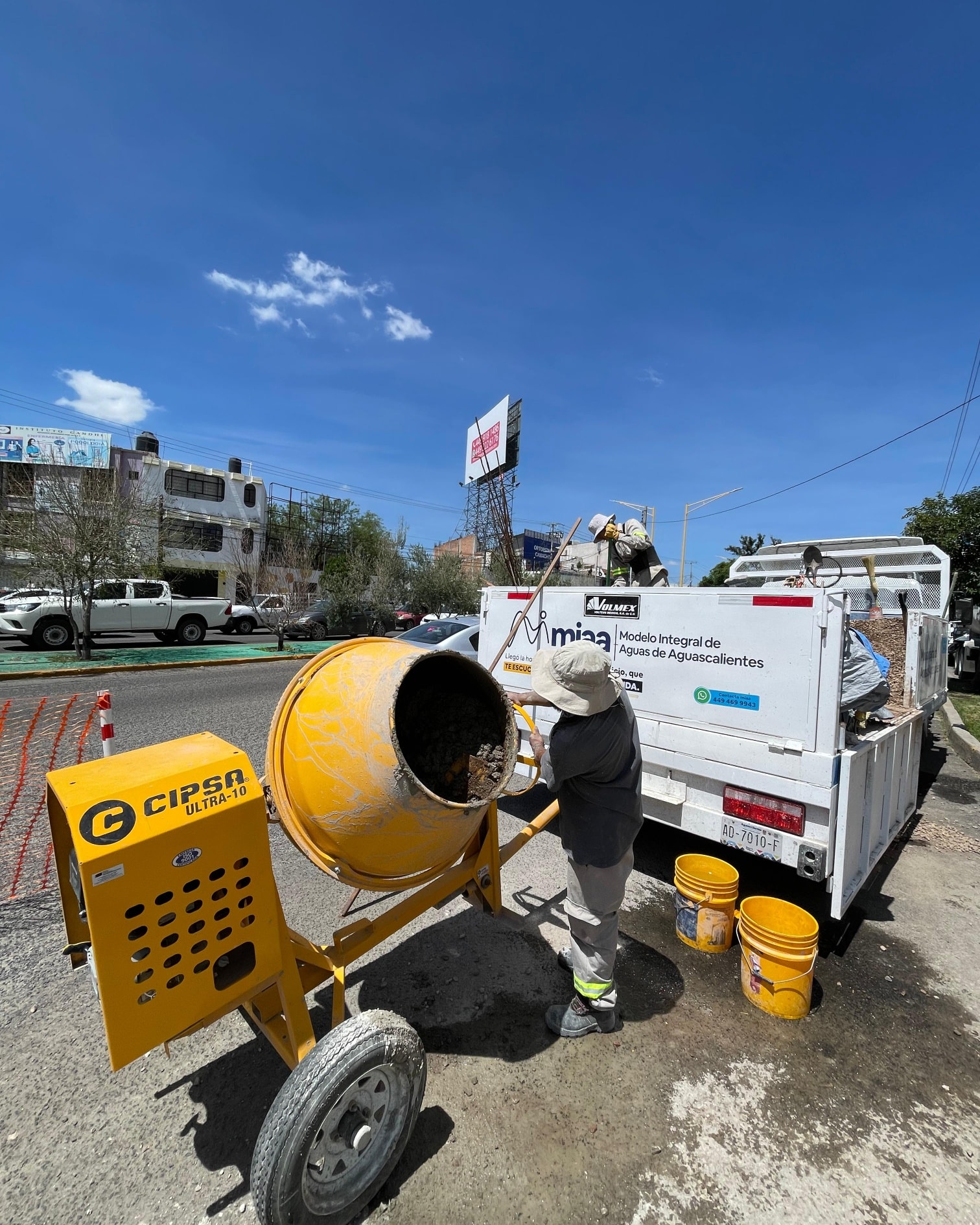 Continuamos con los trabajos de bacheo, en los cuales se está poniendo la mezcla de concreto para sanar las excavaciones realizadas.