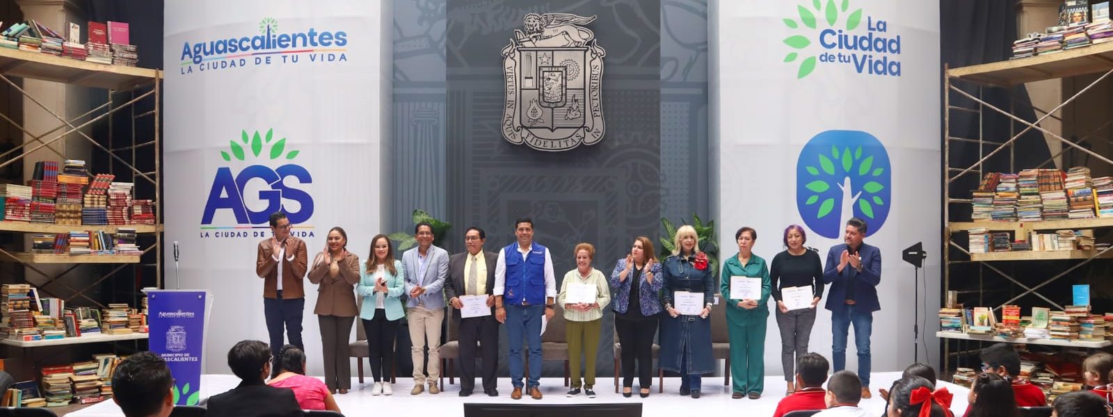 RECONOCE LEO MONTAÑEZ A CIUDADANOS QUE PARTICIPARON EN LA CAMPAÑA DE DONACIÓN «UN LIBRO POR AGUASCALIENTES»