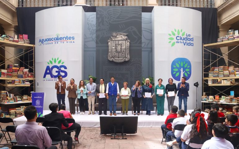 RECONOCE LEO MONTAÑEZ A CIUDADANOS QUE PARTICIPARON EN LA CAMPAÑA DE DONACIÓN «UN LIBRO POR AGUASCALIENTES»
