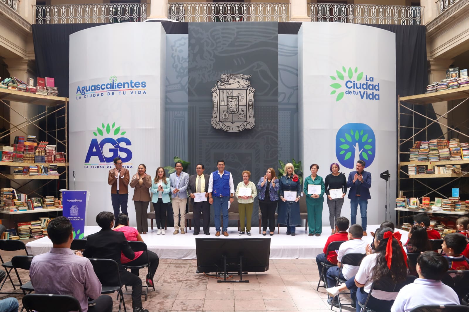 RECONOCE LEO MONTAÑEZ A CIUDADANOS QUE PARTICIPARON EN LA CAMPAÑA DE DONACIÓN «UN LIBRO POR AGUASCALIENTES»