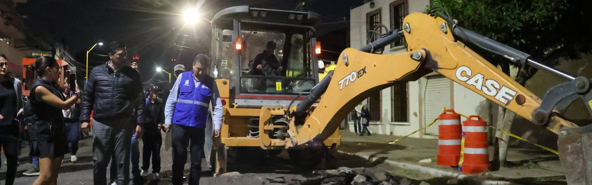 ARRANCA LEO MONTAÑEZ REHABILITACIÓN DE CARPETA ASFÁLTICA DE CALLE VÁZQUEZ DEL MERCADO