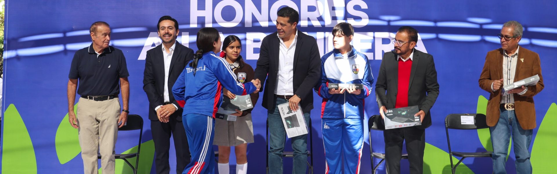 ENCABEZA LEO MONTAÑEZ CEREMONIA DE HONORES A LA BANDERA EN LA SECUNDARIA TÉCNICA 31 “TEPOCHTLI”