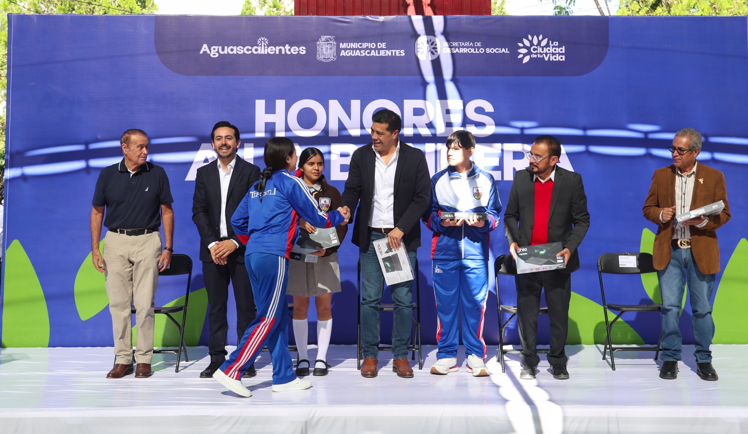 ENCABEZA LEO MONTAÑEZ CEREMONIA DE HONORES A LA BANDERA EN LA SECUNDARIA TÉCNICA 31 “TEPOCHTLI”