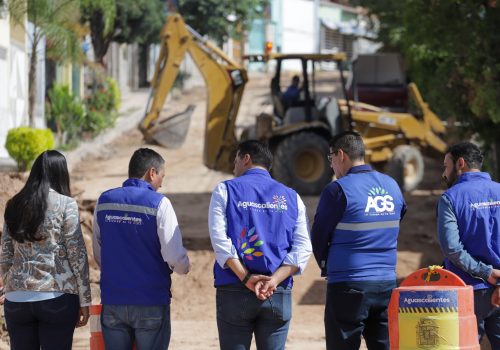 SUPERVISA LEO MONTAÑEZ PAVIMENTACIÓN DE LA CALLE CARLOS MARES FUENTES