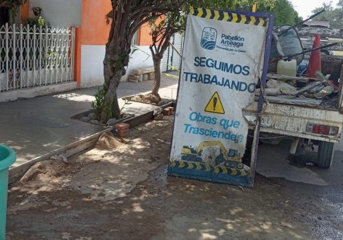 🚧👷‍♂️ Atendiendo las peticiones de la ciudadanía, realizamos la construcción y reparación de la banqueta en la Calle Zaragoza, cruce con Independencia, en el Barrio Palo Alto.