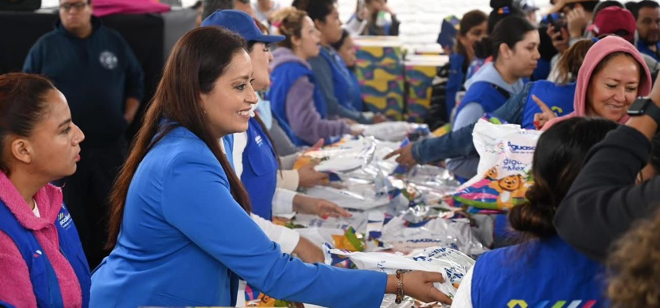 👩‍🏫📚 Lucero Espinoza acompañó hoy la entrega de apoyos escolares en Pabellón de Arteaga, una acción que impulsa a que niñas y niños inicien este ciclo escolar con las herramientas necesarias para su desarrollo.