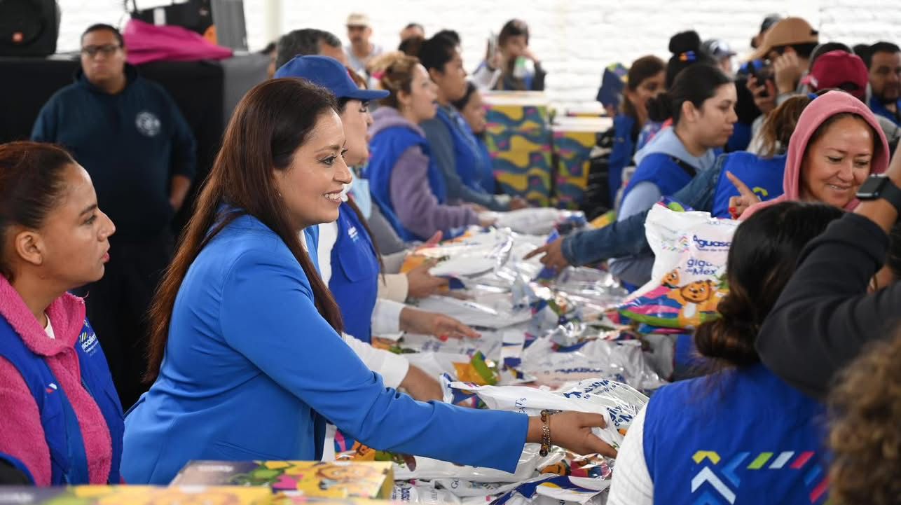 👩‍🏫📚 Lucero Espinoza acompañó hoy la entrega de apoyos escolares en Pabellón de Arteaga, una acción que impulsa a que niñas y niños inicien este ciclo escolar con las herramientas necesarias para su desarrollo.