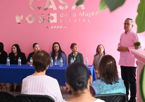 🍪✨ En Casa Rosa, el Instituto Pabellonense de las Mujeres llevó a cabo la apertura del taller de repostería impartido por el talentoso Chef Tony, quien compartió su conocimiento y deleitó a las asistentes con la degustación de deliciosas galletas. 👩‍🍳😋