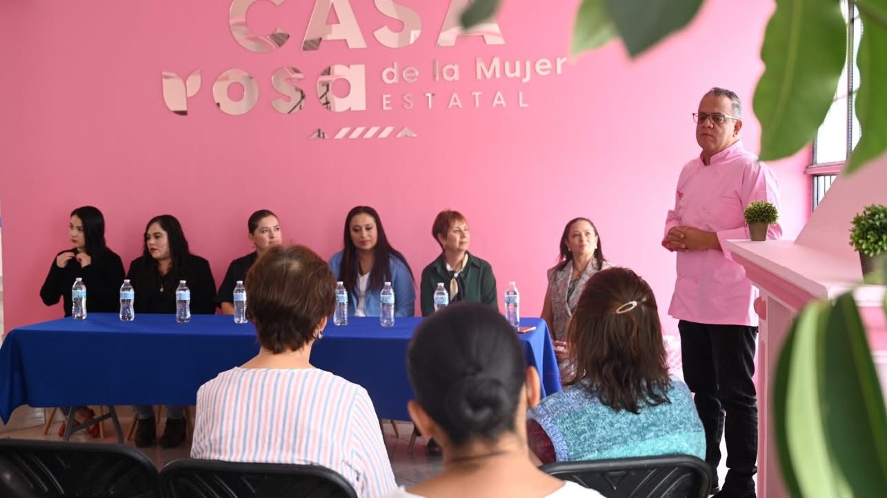 🍪✨ En Casa Rosa, el Instituto Pabellonense de las Mujeres llevó a cabo la apertura del taller de repostería impartido por el talentoso Chef Tony, quien compartió su conocimiento y deleitó a las asistentes con la degustación de deliciosas galletas. 👩‍🍳😋