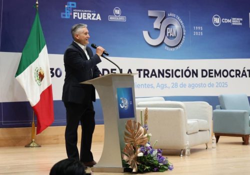 ✨ Lucero Espinoza estuvo presente en la conmemoración de los 30 años de la transición democrática en Aguascalientes, un momento histórico que marcó el inicio de gobiernos más cercanos, transparentes y comprometidos con la ciudadanía. 💙🤍