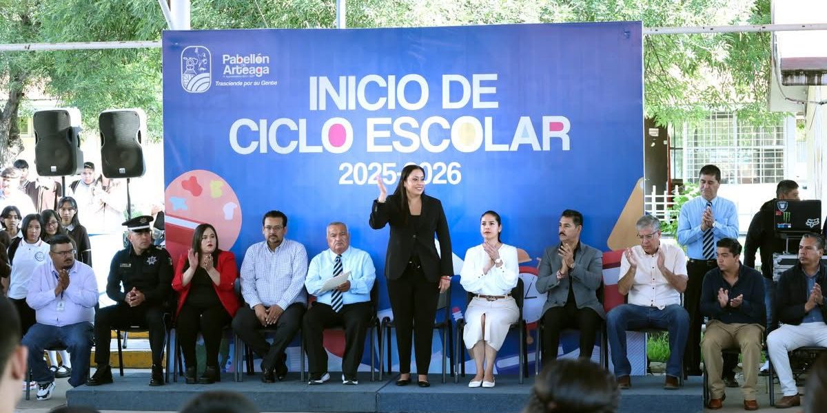 📚✨ Participar en la bienvenida del nuevo ciclo escolar en la Escuela Secundaria Técnica No. 23 Humberto Olivares Santana y ver la emoción y la energía de cada estudiante llena de esperanza a Lucero Espinoza, porque sabe que en sus manos está el futuro de Pabellón de Arteaga. 🌟