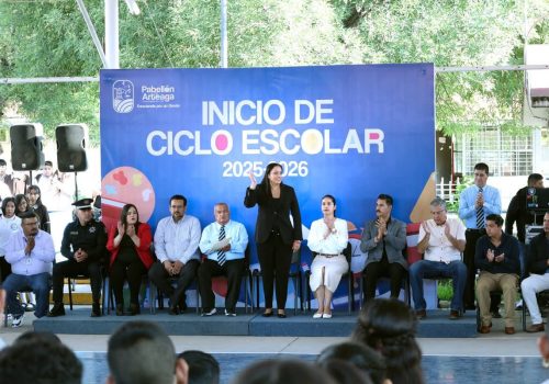 📚✨ Participar en la bienvenida del nuevo ciclo escolar en la Escuela Secundaria Técnica No. 23 Humberto Olivares Santana y ver la emoción y la energía de cada estudiante llena de esperanza a Lucero Espinoza, porque sabe que en sus manos está el futuro de Pabellón de Arteaga. 🌟