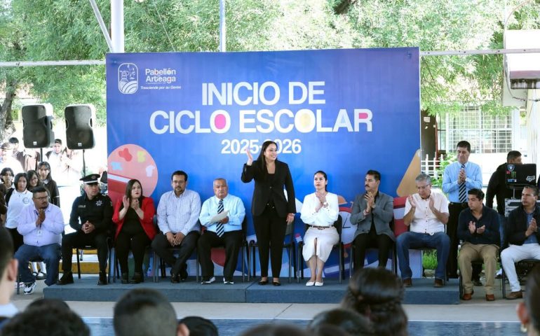 📚✨ Participar en la bienvenida del nuevo ciclo escolar en la Escuela Secundaria Técnica No. 23 Humberto Olivares Santana y ver la emoción y la energía de cada estudiante llena de esperanza a Lucero Espinoza, porque sabe que en sus manos está el futuro de Pabellón de Arteaga. 🌟