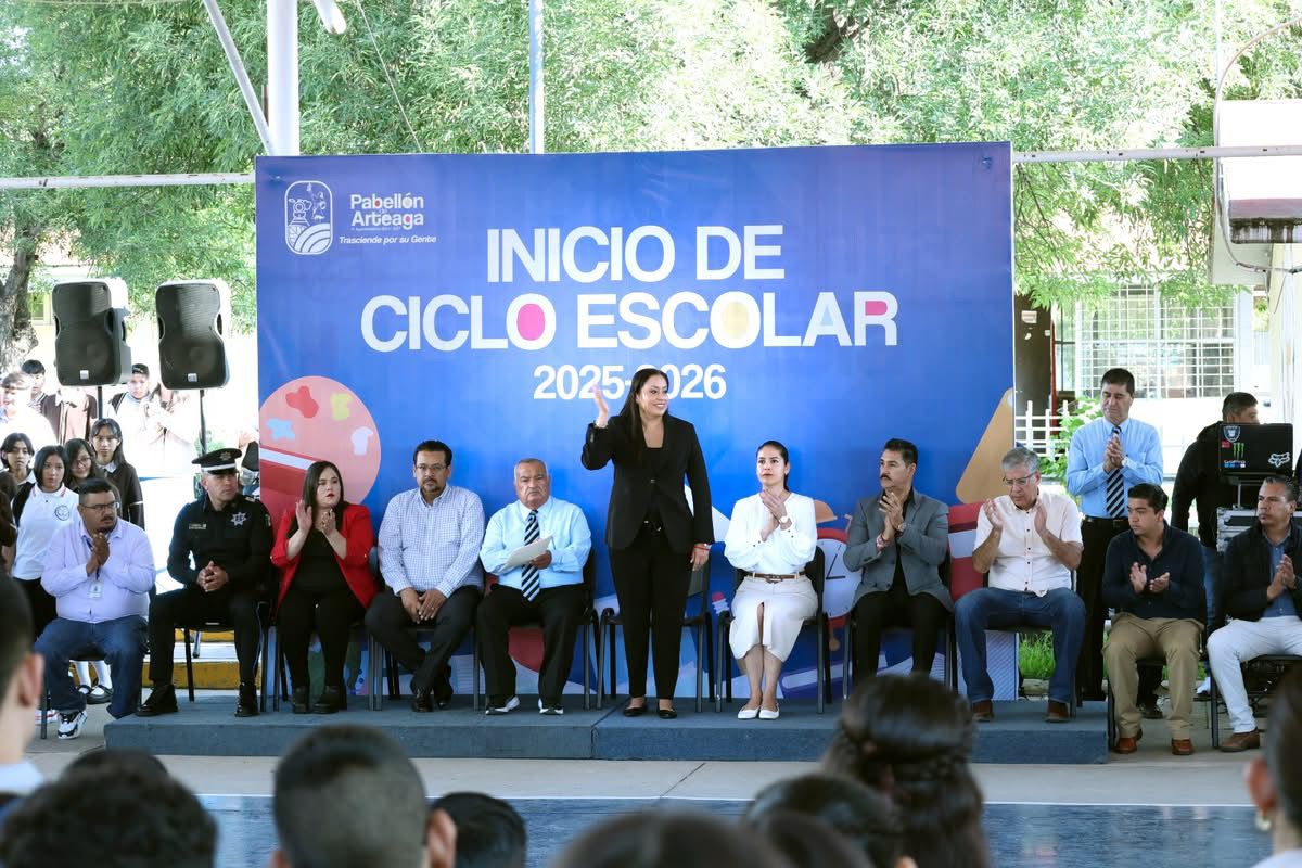 📚✨ Participar en la bienvenida del nuevo ciclo escolar en la Escuela Secundaria Técnica No. 23 Humberto Olivares Santana y ver la emoción y la energía de cada estudiante llena de esperanza a Lucero Espinoza, porque sabe que en sus manos está el futuro de Pabellón de Arteaga. 🌟