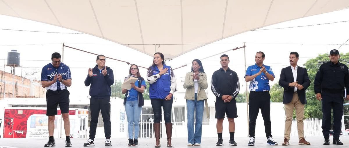 🏃‍♀️✨ En el marco del 17° Aniversario del Instituto Tecnológico de Pabellón de Arteaga, Lucero tuvo el honor de dar el banderazo de salida a la carrera atlética de 5 km, un evento que llenó de energía y entusiasmo las calles. 🎉
