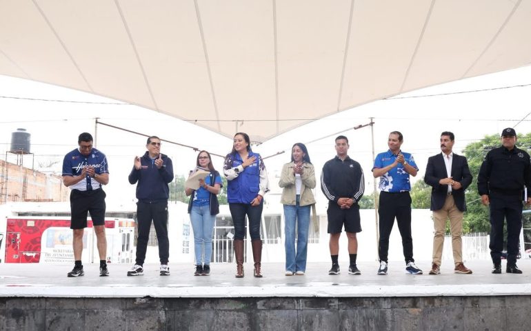 🏃♀️✨ En el marco del 17° Aniversario del Instituto Tecnológico de Pabellón de Arteaga, Lucero tuvo el honor de dar el banderazo de salida a la carrera atlética de 5 km, un evento que llenó de energía y entusiasmo las calles. 🎉