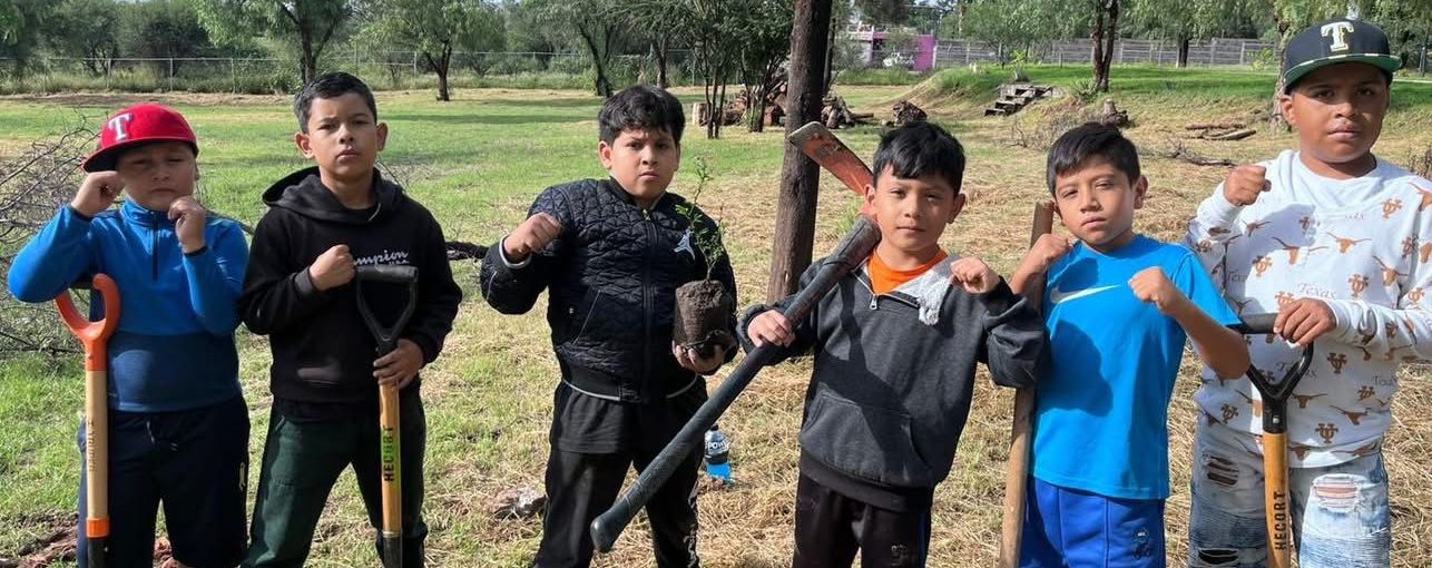 🌳✨ En el Parque de Chaneques se llevó a cabo una jornada de reforestación en la que se plantaron 300 mezquites