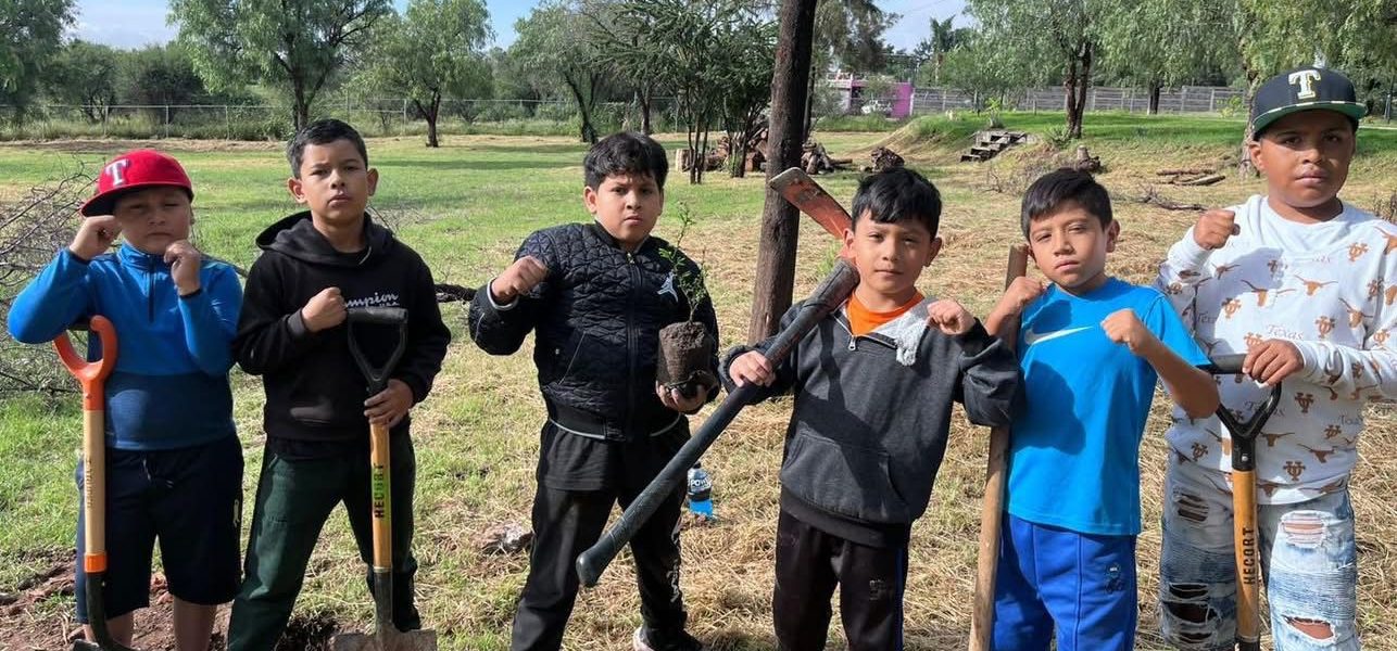 🌳✨ En el Parque de Chaneques se llevó a cabo una jornada de reforestación en la que se plantaron 300 mezquites