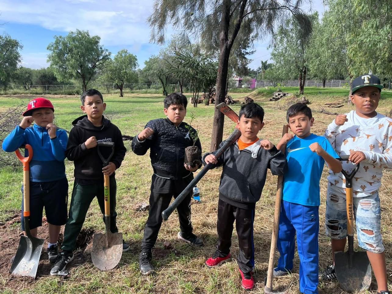 🌳✨ En el Parque de Chaneques se llevó a cabo una jornada de reforestación en la que se plantaron 300 mezquites